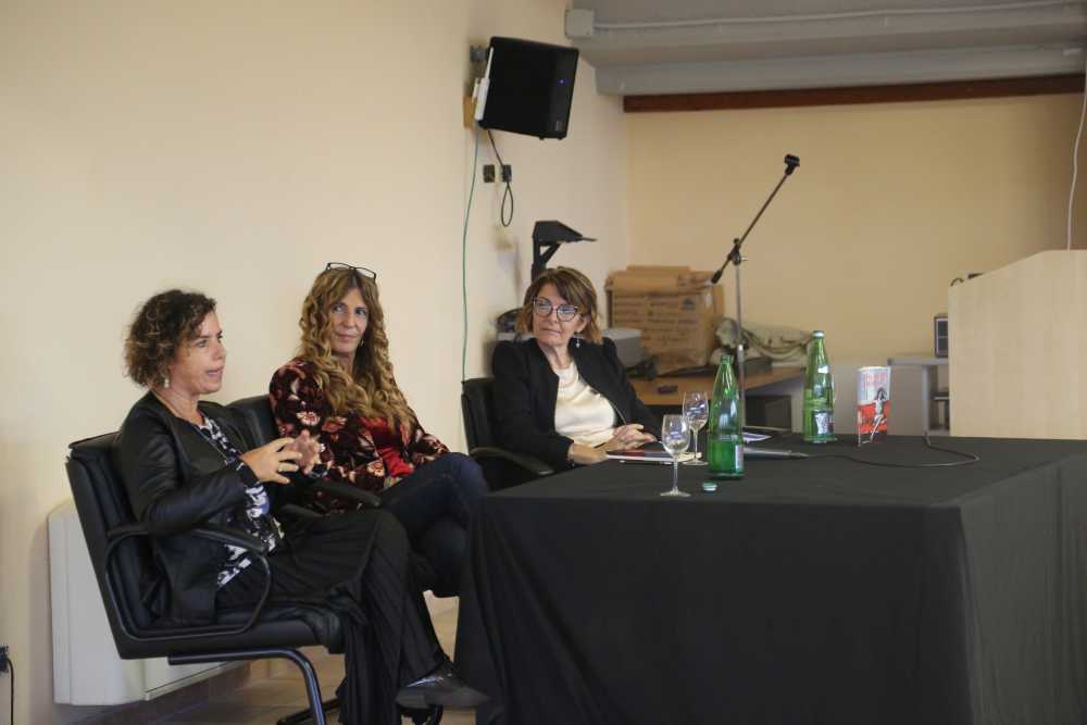 Mara Fux Tutta colpa di Maria alla biblioteca Impastato