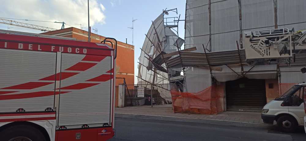 ponteggio via bramante civitavecchia vigili fuoco pompieri vvf