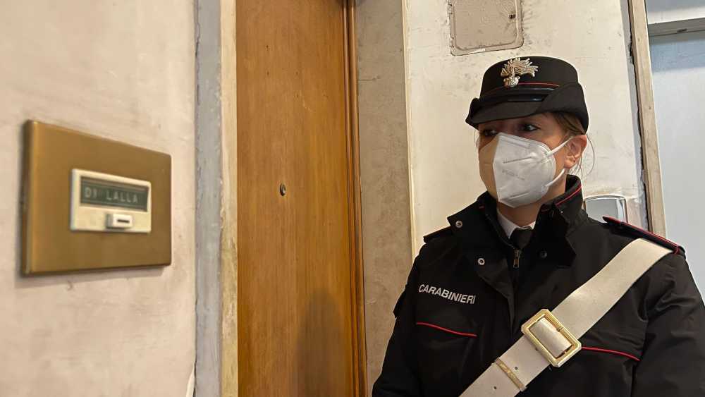 CASILINA – I Carabinieri durante le fasi dello sgombero dell’appartamento (10) CASILINA - I Carabinieri durante le fasi dello sgombero dell'appartamento (10)