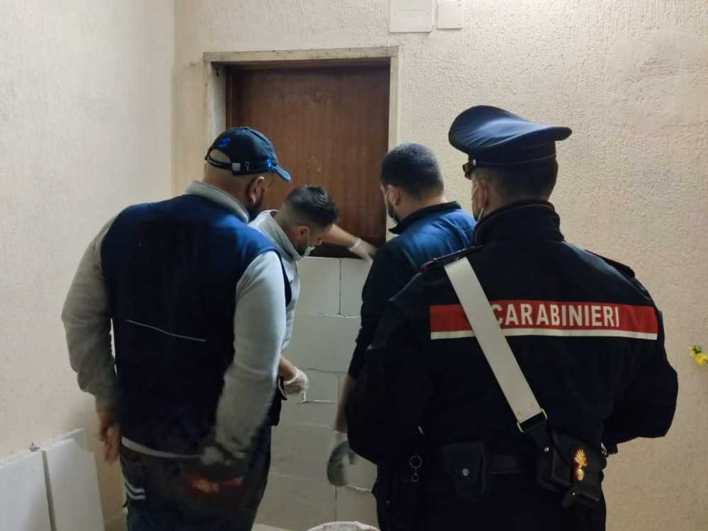 carabinieri sigilli muro muratore