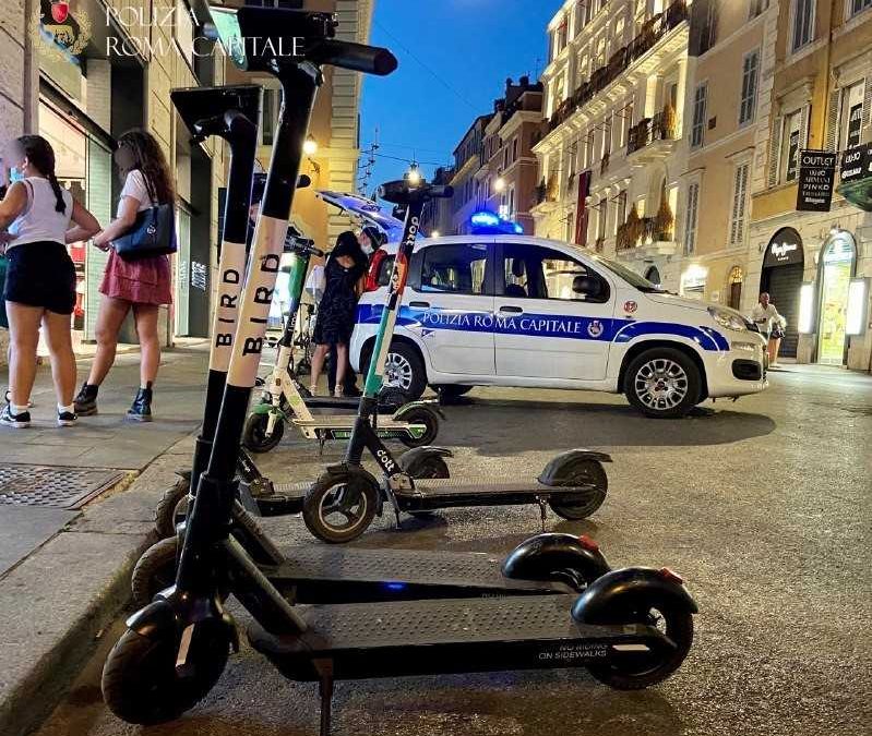 A bordo di un monopattino aggredisce agenti di Roma Capitale: arrestato a Ostia