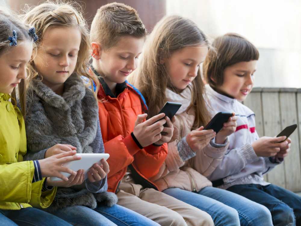 smartphone telefono minori ragazzi bambini smartphone telefono minori ragazzi bambini