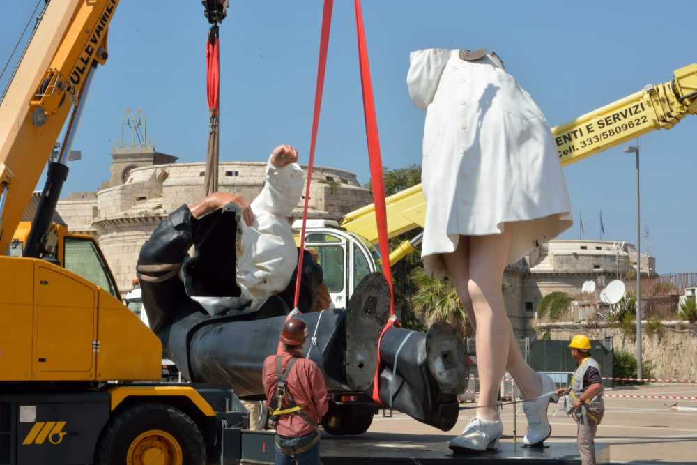 statua bacio montaggio