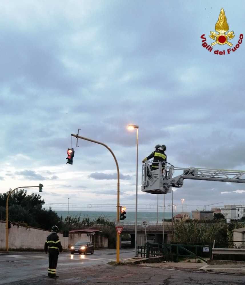 vvf vigili fuoco pompieri semaforo civitaveecchia 2 vvf vigili fuoco pompieri semaforo civitaveecchia 1