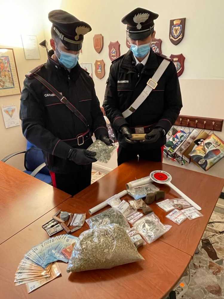 BRACCIANO – La droga e il denaro sequestrati dai Carabinieri campagnano BRACCIANO - La droga e il denaro sequestrati dai Carabinieri campagnano