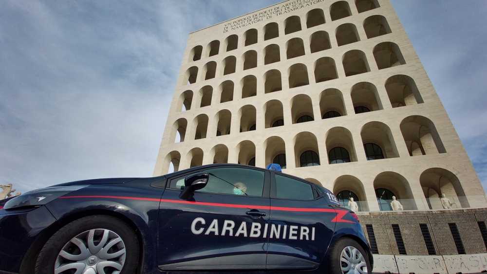 EUR – Un controllo dei Carabinieri colosseo quadrato EUR - Un controllo dei Carabinieri colosseo quadrato