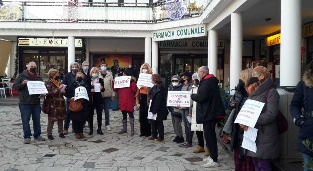 Flash mob alla farmacia comunale di Santa Marinella Flash mob alla farmacia comunale di Santa Marinella