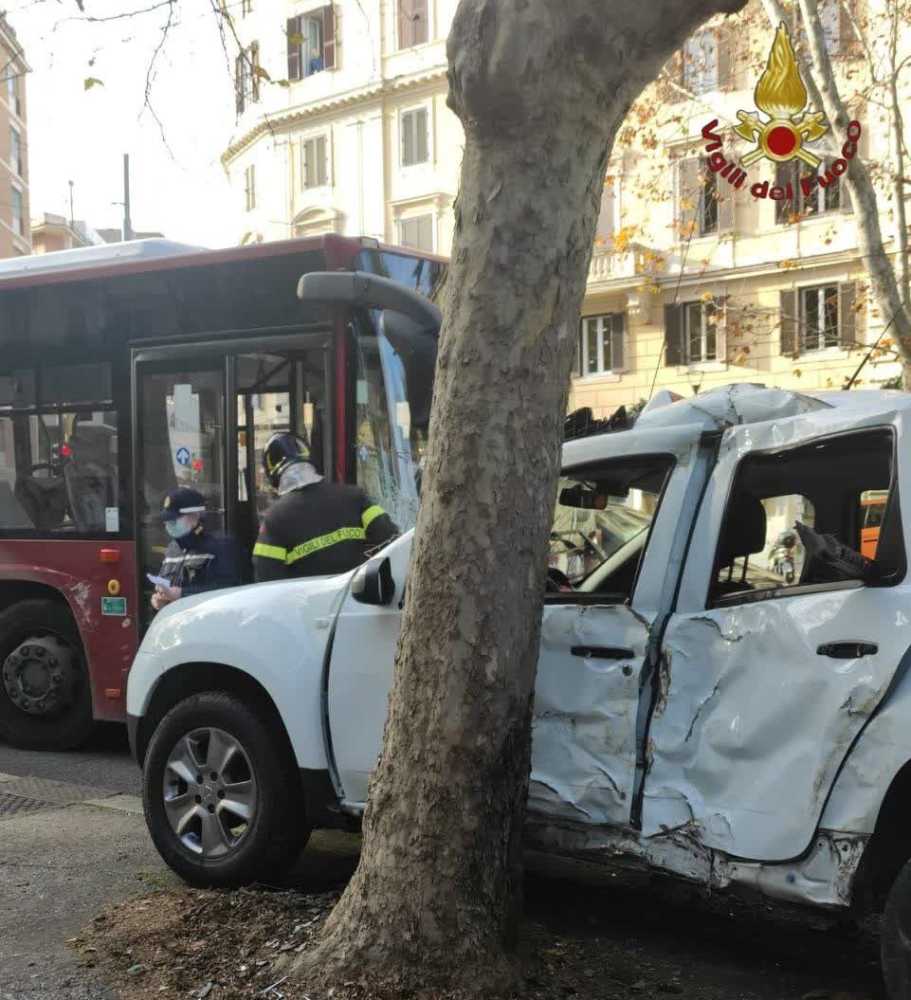 incidente bus taxi vvf vigli fuoco pompieri 2