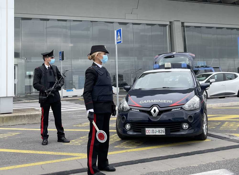 CP AEROPORTI - Controlli dei Carabinieri presso lo scalo di Fiumicino (2)