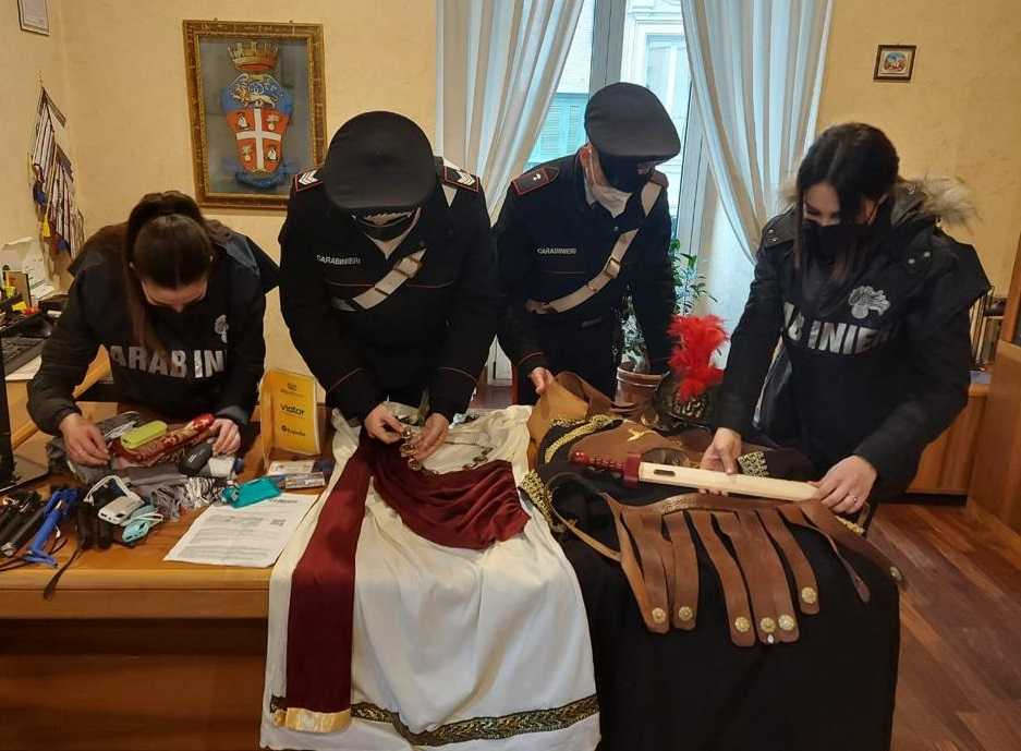 Centurioni materiale sequestrato dai Carabinieri (2)