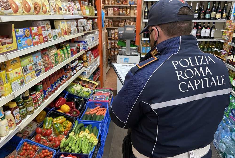 Controlli da San Lorenzo al Pigneto, la polizia locale chiude un negozio: il personale era senza Green Pass