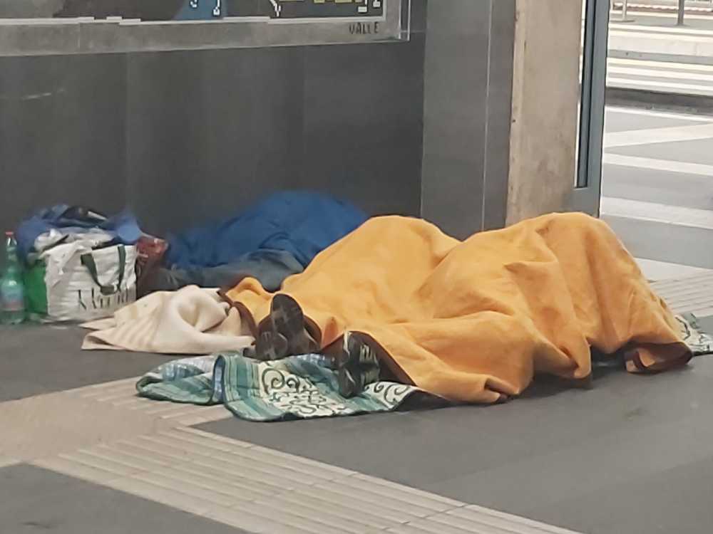 senza tetto barboni clochard ladispoli stazione senza tetto barboni clochard ladispoli stazione