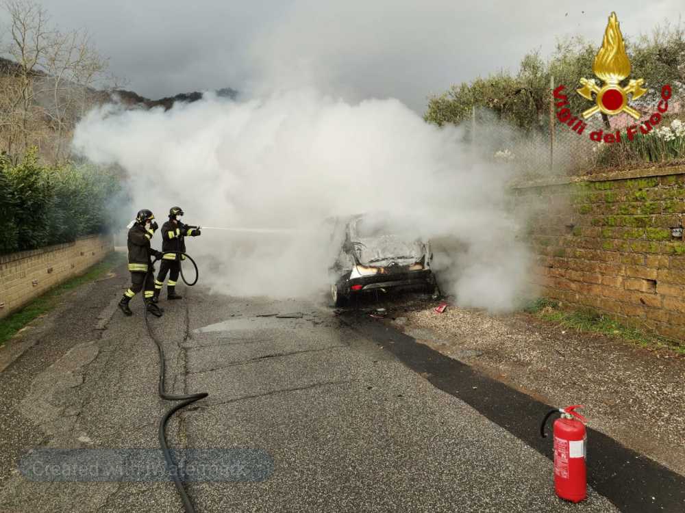 auto fiamme vvf vigili fuoco pompieri