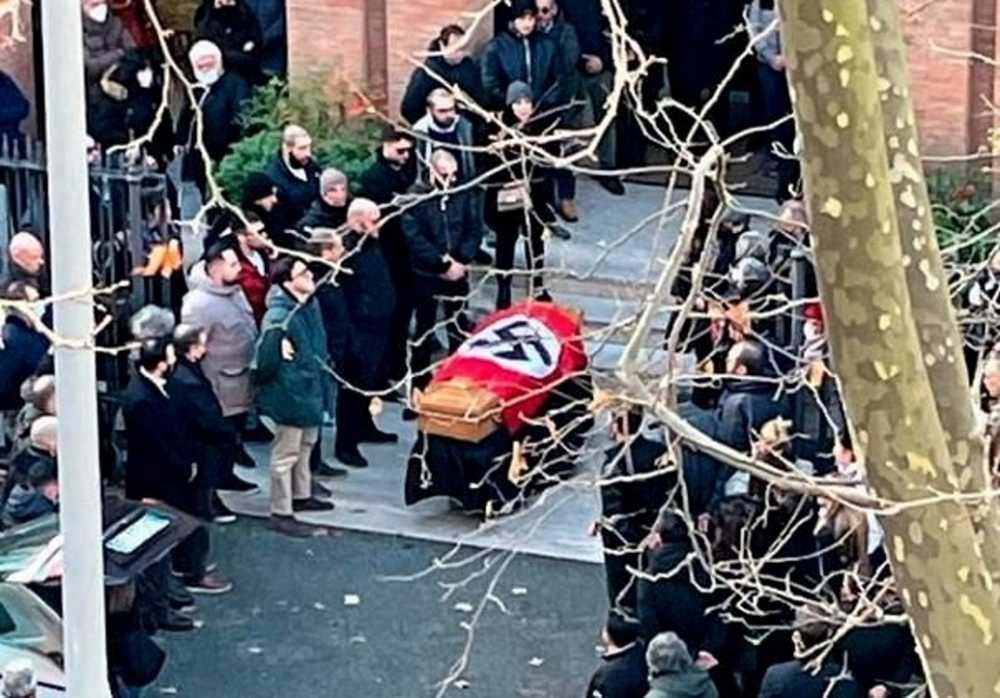 bandiera nazista funerale 2
