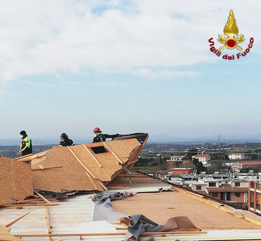 intervento tetti vigili fuoco pompieri vvf civitavecchia 2