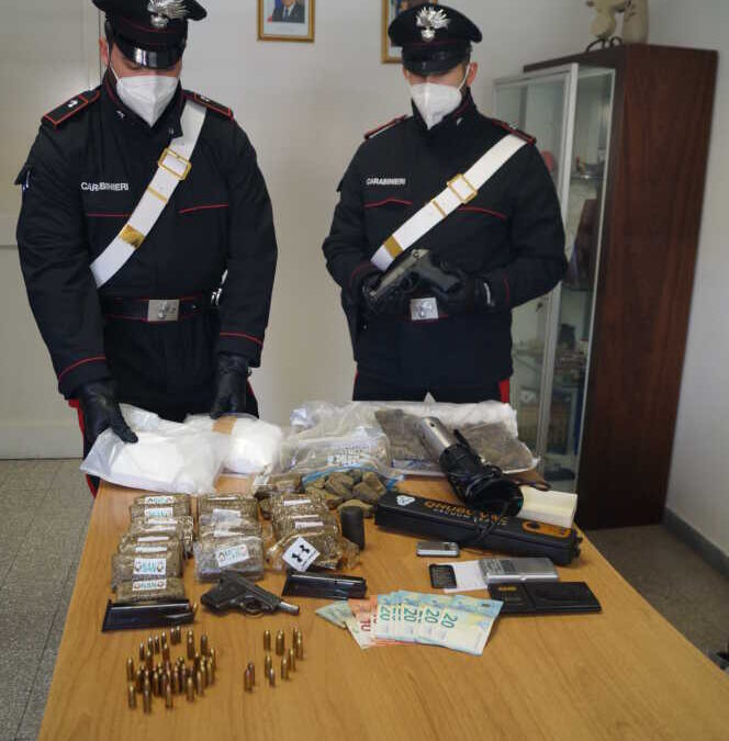 Collatino, Carabinieri fermano passante: in casa nascondeva armi e 5 chili di droga