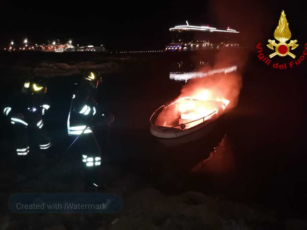 barca fiamme vvf vigili fuoco pompieri barca fiamme vvf vigili fuoco pompieri