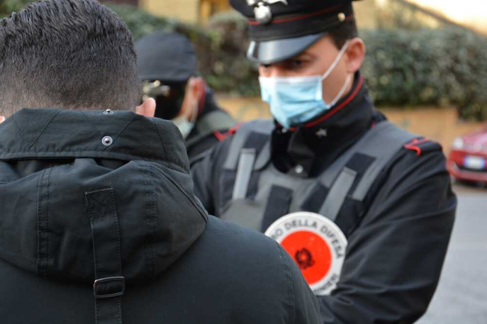 Rubano giacconi dal negozio, coppia arrestata a Civitavecchia