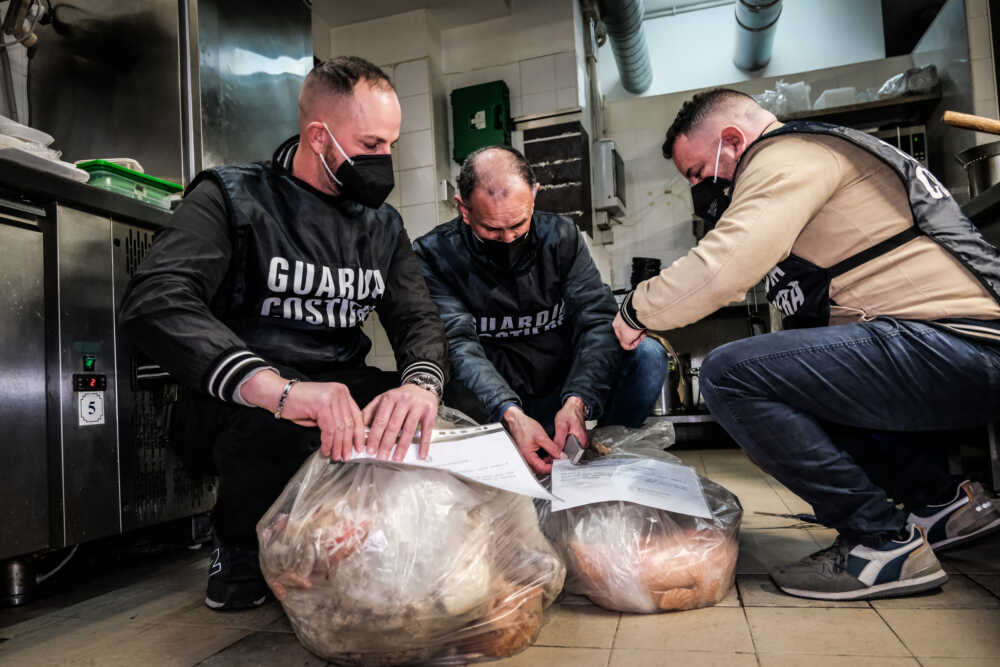 Pesce non etichettato, sanzione da 1500 euro della Guardia Costiera fra Fiumicino e Ostia