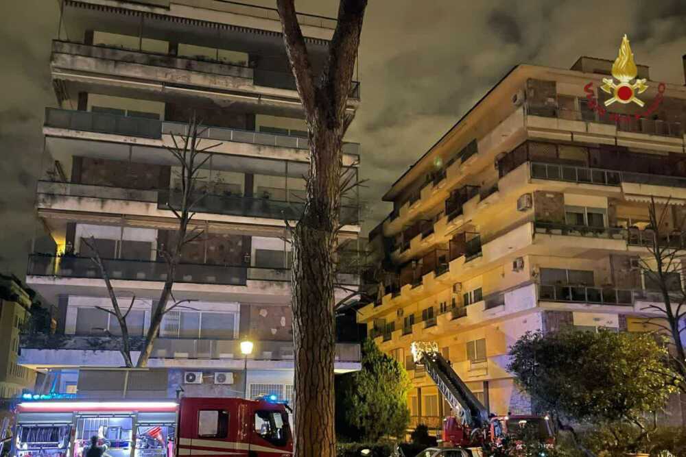 Incendio in un appartamento ai Parioli, i pompieri salvano due persone
