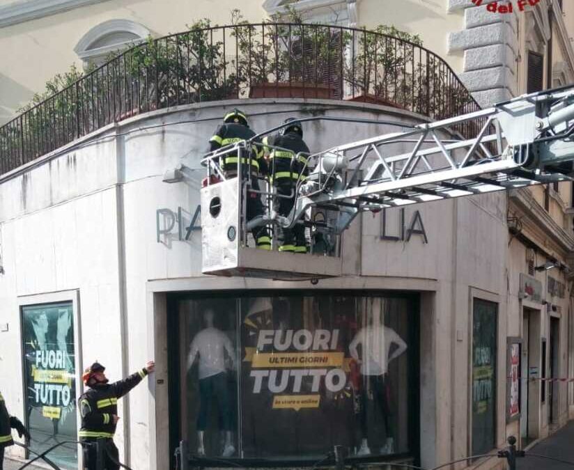 Il vento fa crollare l’insegna: intervento dei pompieri di Civitavecchia