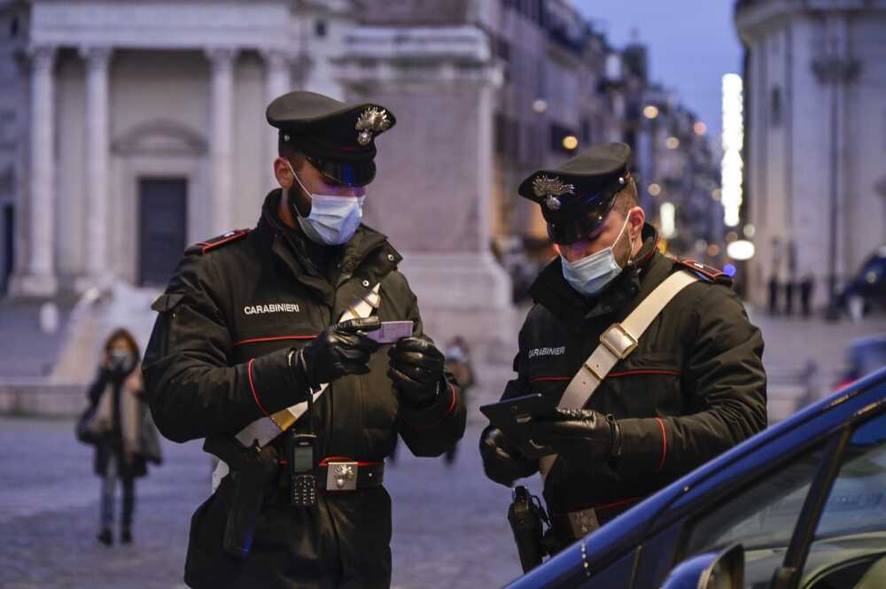 movida controlli dei Carabinieri presso i locali del centro storico (1) movida controlli dei Carabinieri presso i locali del centro storico (1)