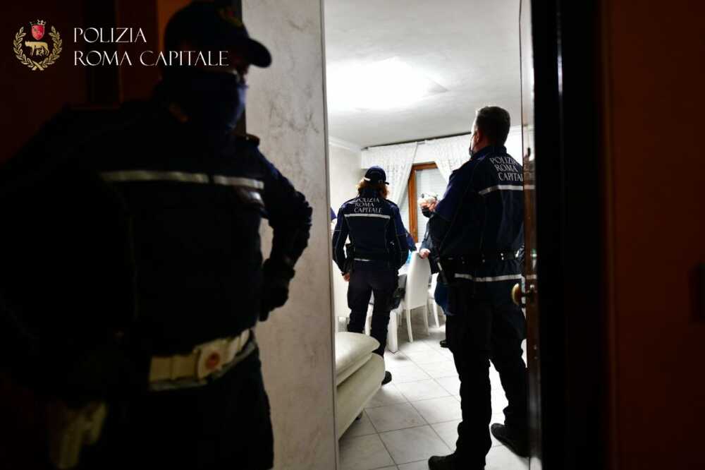 Occupazioni abusive, sgombero in corso a Ostia