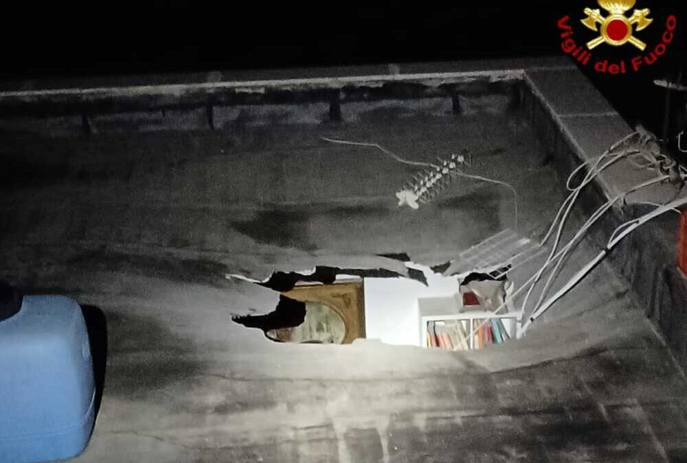 Crolla una porzione di terrazza a Civitavecchia, palazzina evacuata per precauzione