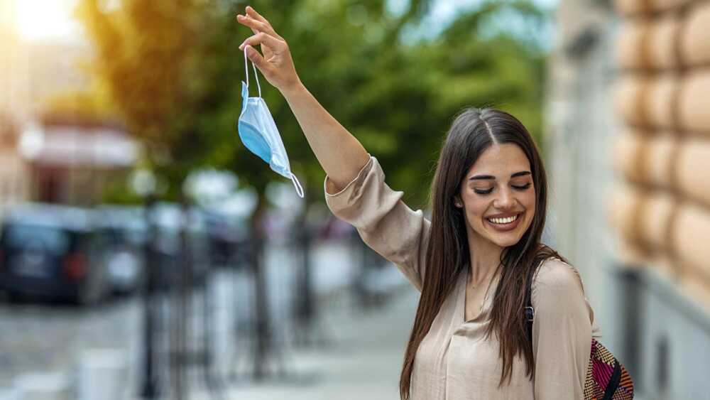 via le mascherine all'aperto