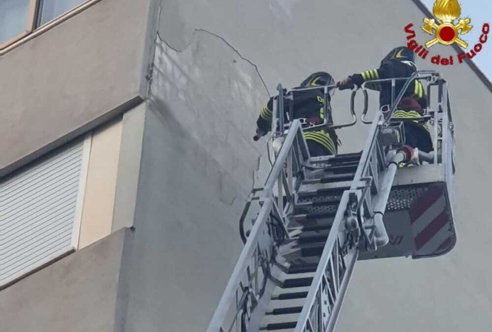 Maltempo su Civitavecchia, i pompieri ancora al lavoro in piazzale Capolinaro a Cisterna Faro