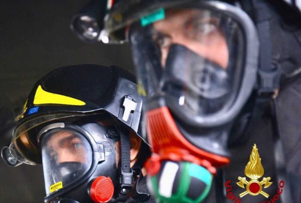Brucia materiale di risulta sotto un palazzo, residenti a rischio intossicazione a Civitavecchia
