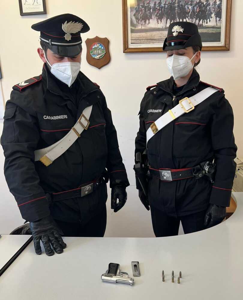 BRACCIANO – La pistola sequestrata dai Carabinieri BRACCIANO - La pistola sequestrata dai Carabinieri