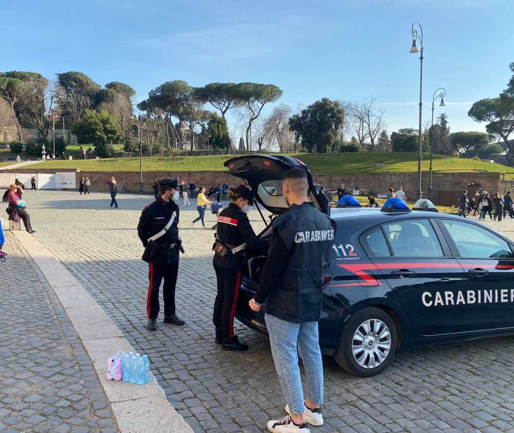 CENTRO - Controlli dei Carabinieri in zona Colosseo (1)