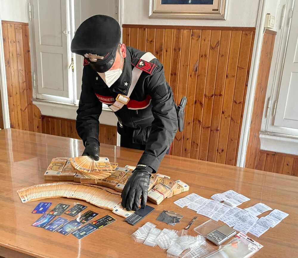 CENTRO – Droga, carte di credito e denaro sequestrati dai Carabinieri (2) CENTRO - Droga, carte di credito e denaro sequestrati dai Carabinieri (2)