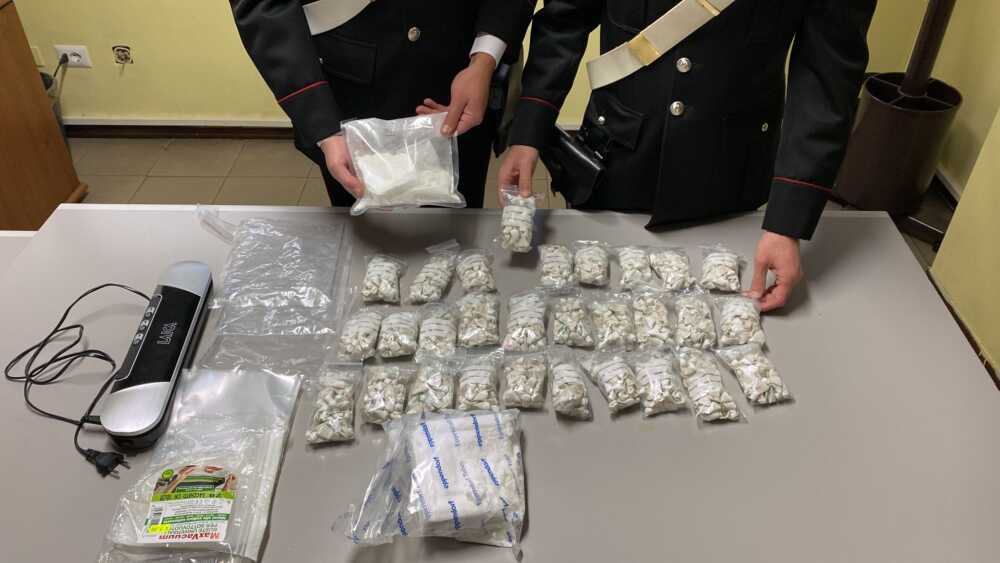 FRASCATI – La droga sequestrata dai Carabinieri (2) FRASCATI - La droga sequestrata dai Carabinieri (2)