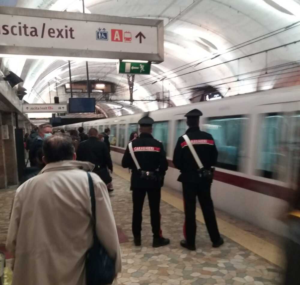 GRUPPO RM – Controlli dei Carabinieri nella metro (1) GRUPPO RM - Controlli dei Carabinieri nella metro (1)
