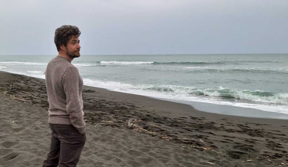 Giovanni Scifoni di DOC in spiaggia a Ladispoli