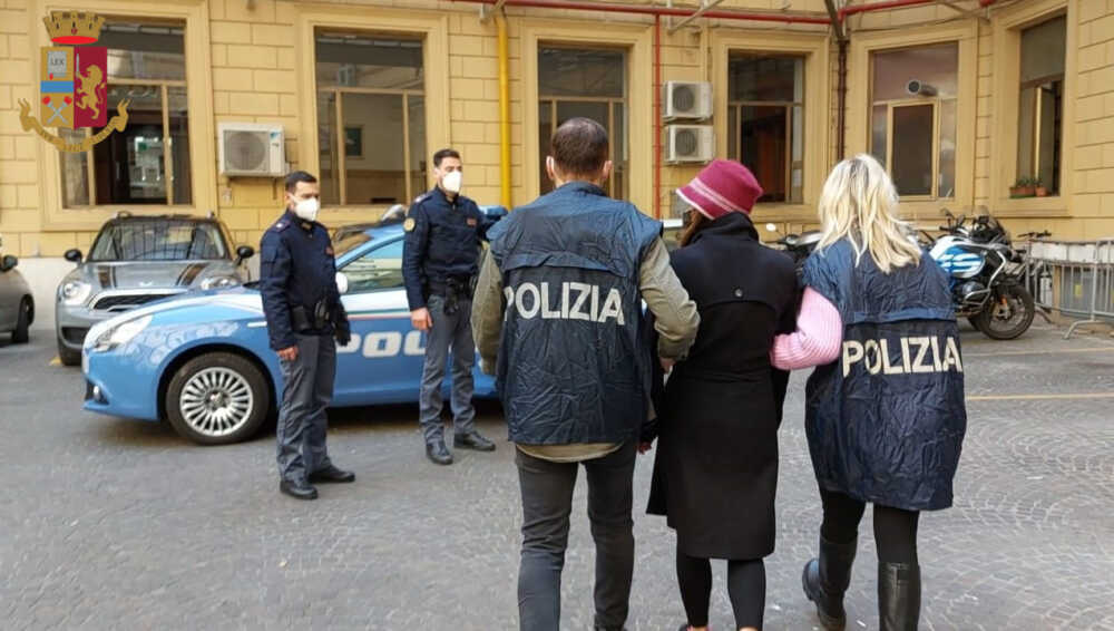 arresto polizia donna arrestata (2) arresto polizia donna arrestata (3)