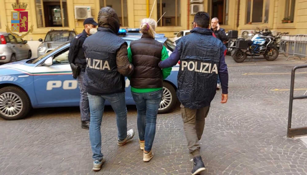 arresto polizia donna arrestata (3) arresto polizia donna arrestata (3)