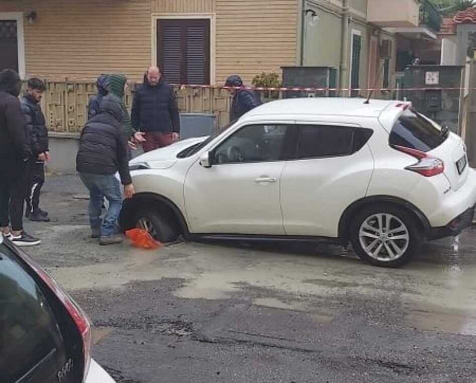 auto buca ladispoli foto Mary Cadei