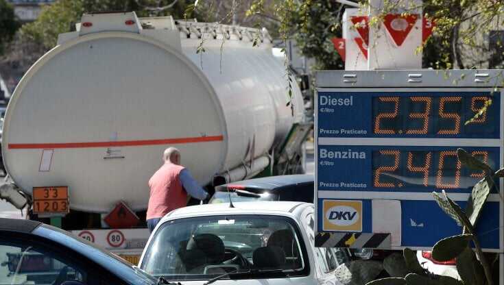 carburante scarseggia aumenti gasolio sciopero carburante scarseggia aumenti gasolio sciopero