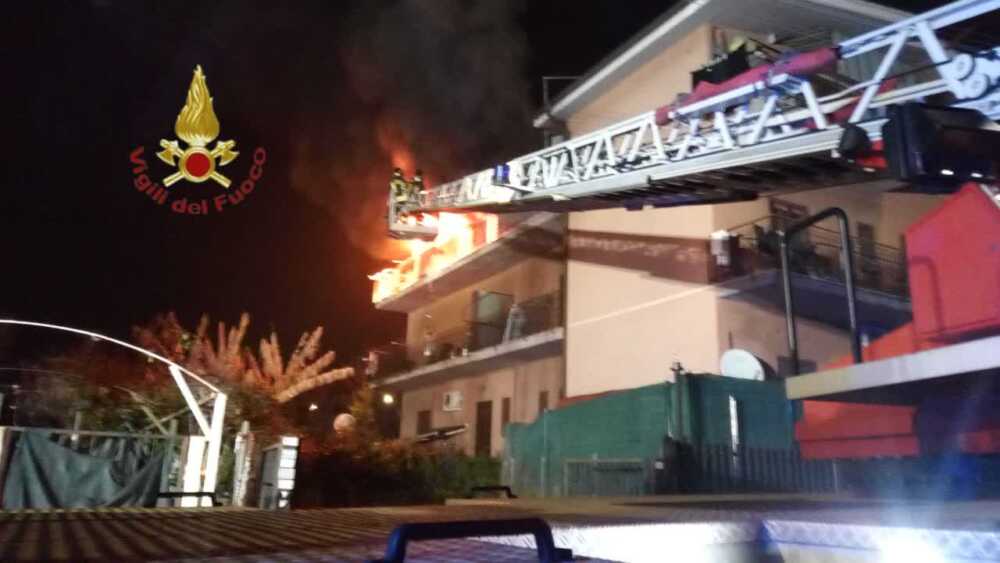 incendio appartamento casal marmo vvf vigili fuoco pompieri autoscala incendio appartamento casal marmo vvf vigili fuoco pompieri 1