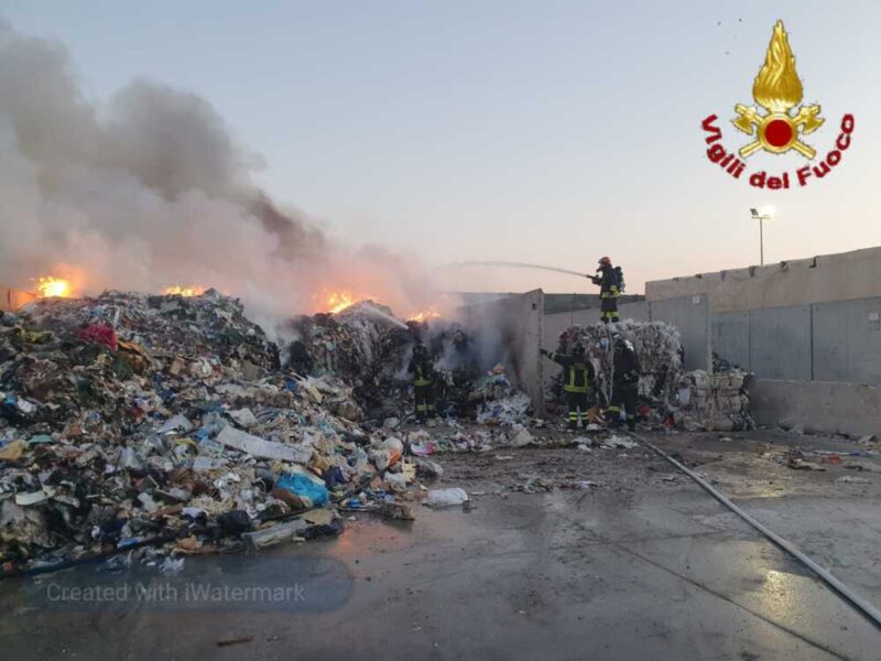 incendio capannone zona industriale vvf vigili fuoco pompieri 3