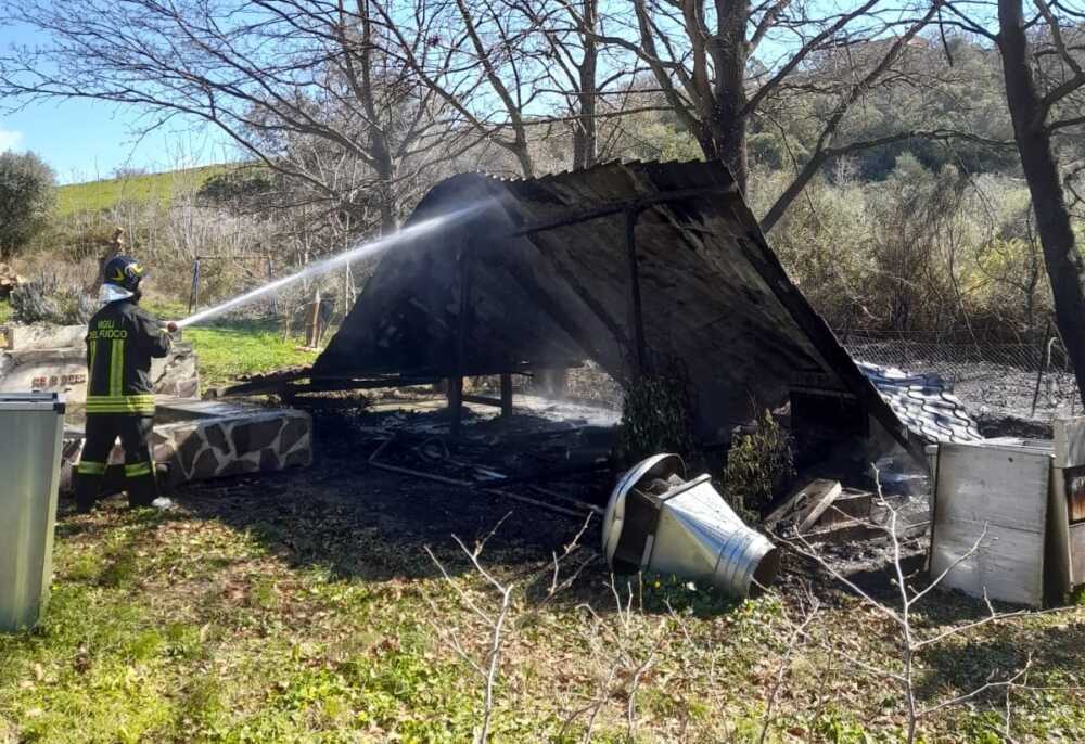 incendio magazzino manufatto ciitavecchia vvf vigili fuoco pompieri