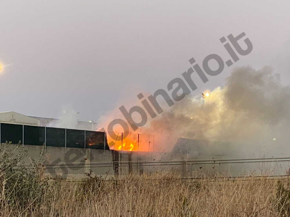 incendio zona industriale incendio zona industriale