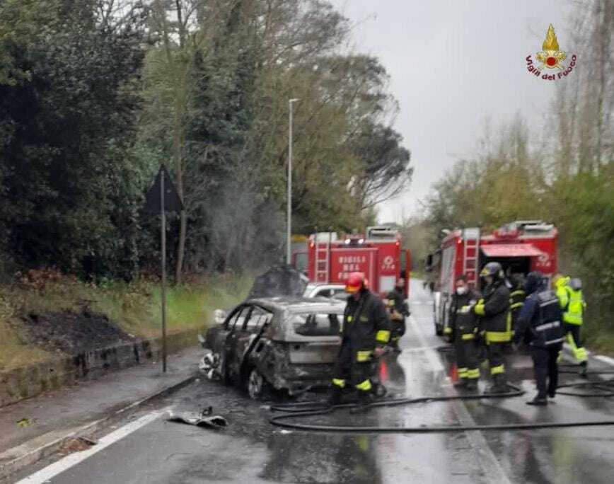 incidente ardeatina vvf vigili fuoco pompieri auto bruciate