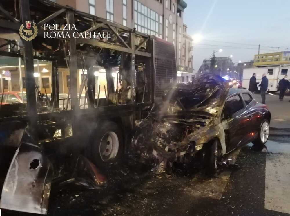 incidente bus auto fiamme