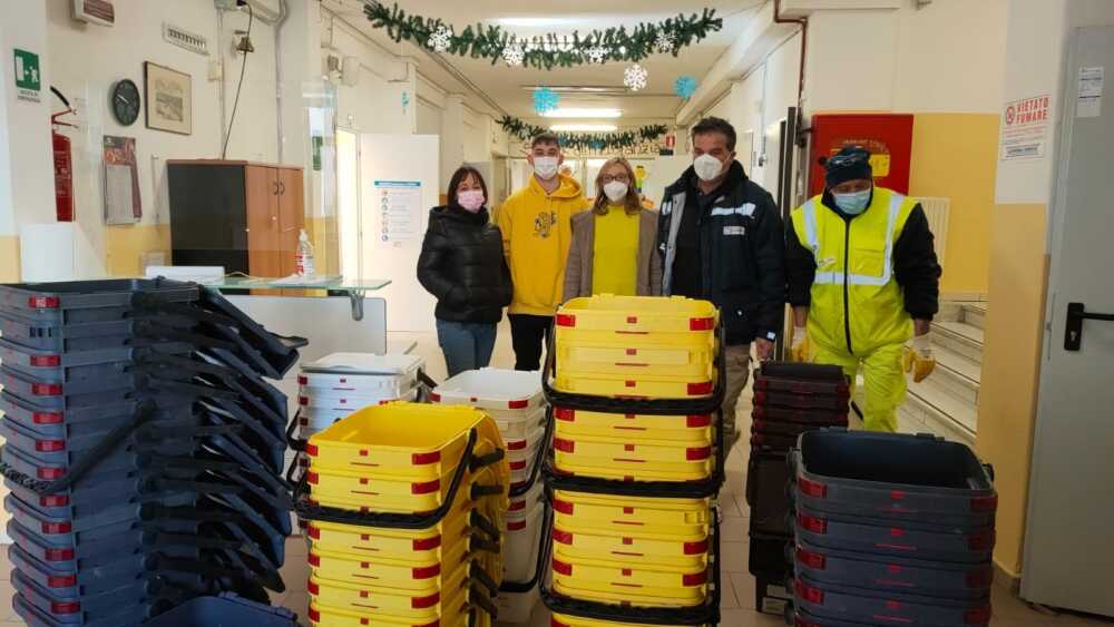 mastelli a scuola consegna mastelli differenziata a scuola civitavecchia