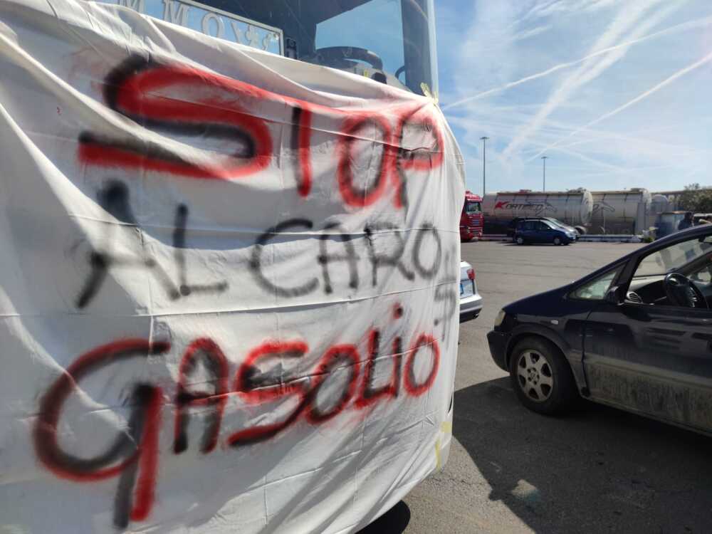 protesta tir pescherecci porto civitavecchia autotrasportatori 2 protesta tir pescherecci porto civitavecchia autotrasportatori 2