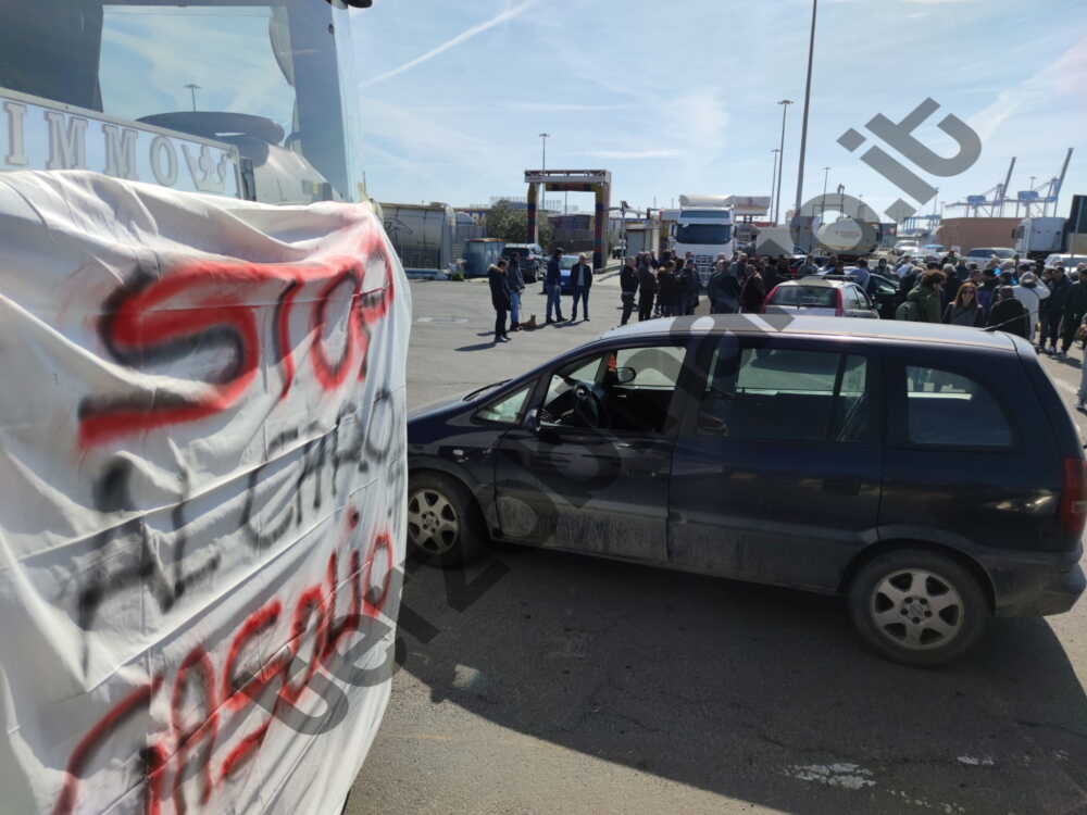 protesta tir pescherecci porto civitavecchia autotrasportatori 3 protesta tir pescherecci porto civitavecchia autotrasportatori